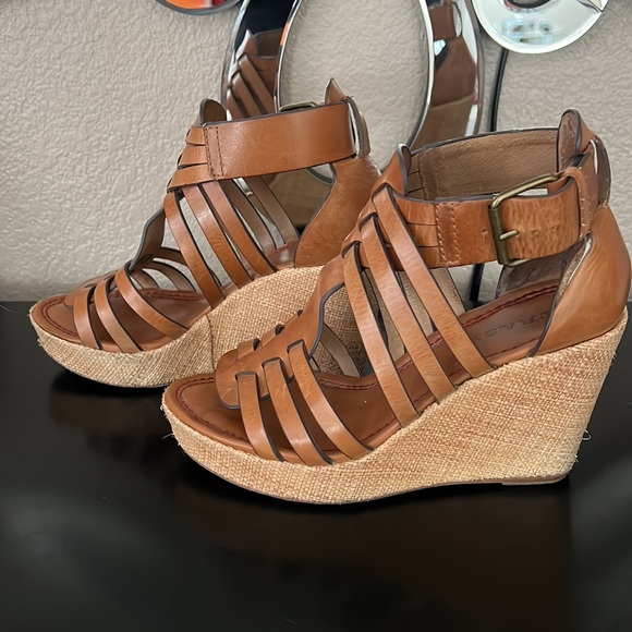 Trask wedge leather platform sandal. Size 7. Worn but in good shape. 3 3/4” heel - Picture 2 of 9